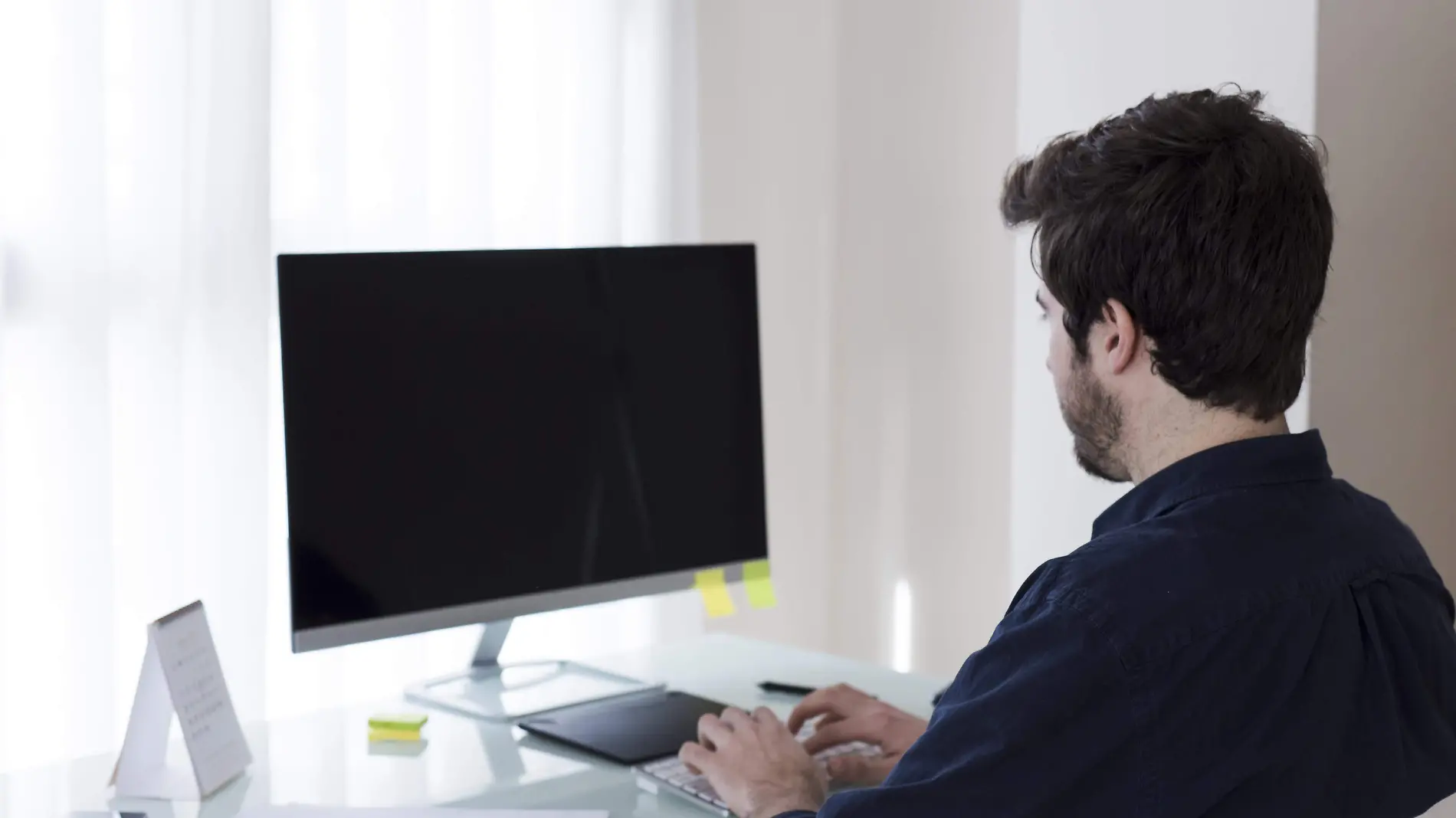 La distancia a la que debes estar del ordenador para cuidar tus ojos